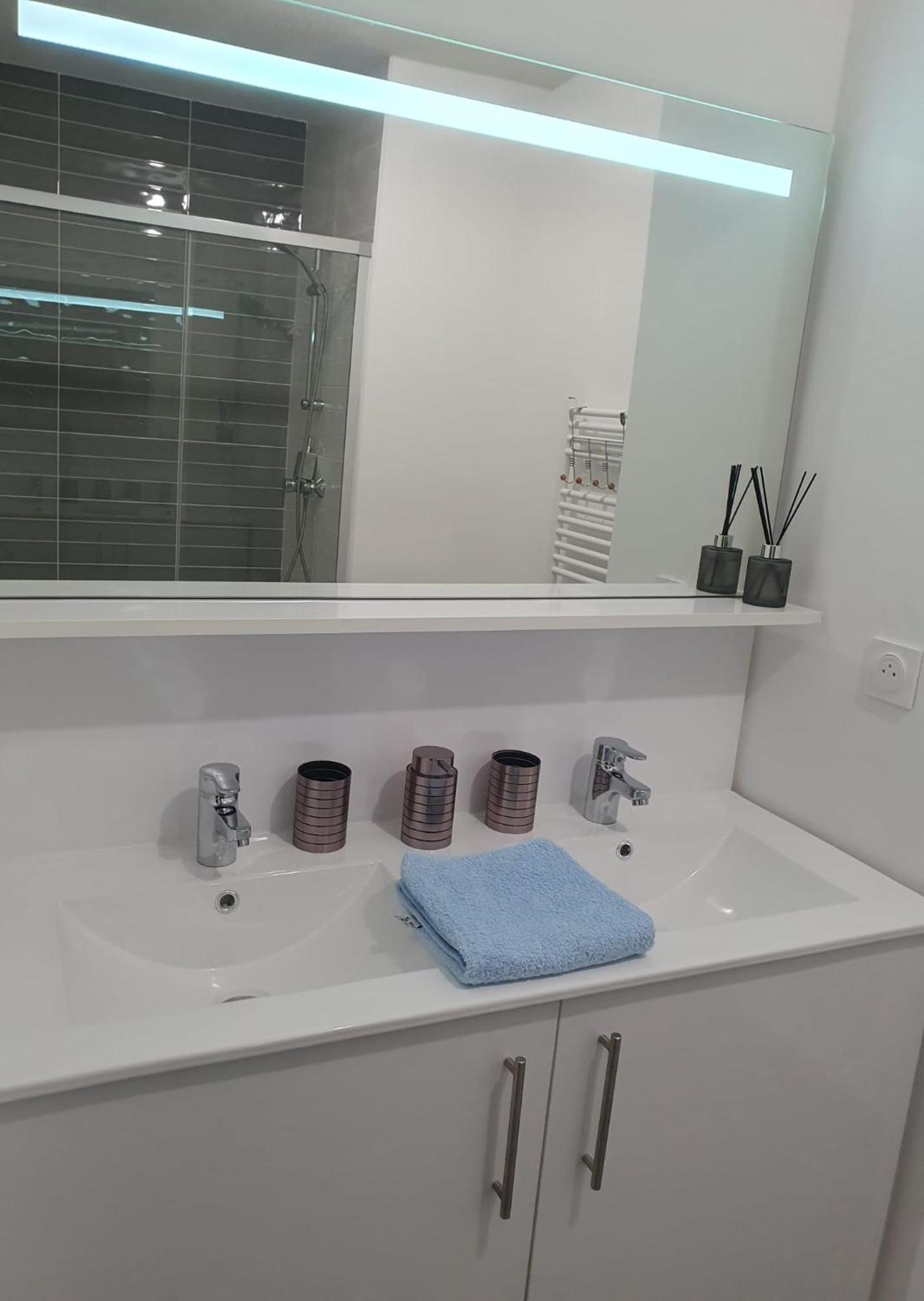 Appartement A Floirac Avec 2 Chambres, Un Parking Prive, Une Terrasse, A 5 Minutes En Voiture De L'Arkea Arena De Bordeaux Eksteriør billede
